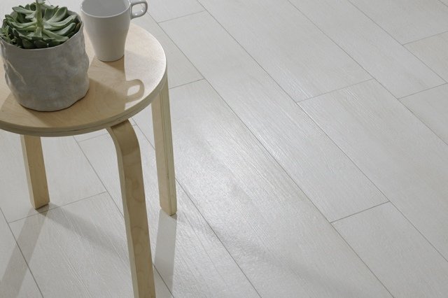 Dláždená podlaha svetlo šedý konferenčný stolík s tromi nohami Podlaha svetlo šedý konferenčný stolík s tromi nohami