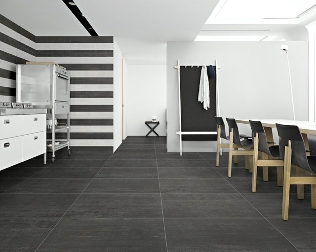 Drevený stôl na stenu z porcelánového kameninového obkladu Dlaždice na stenu, pruhy, drevené stoličky