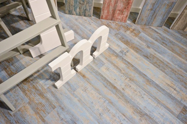 Obklady do obývačky farebné drevo vyzerá ako modré svetlo