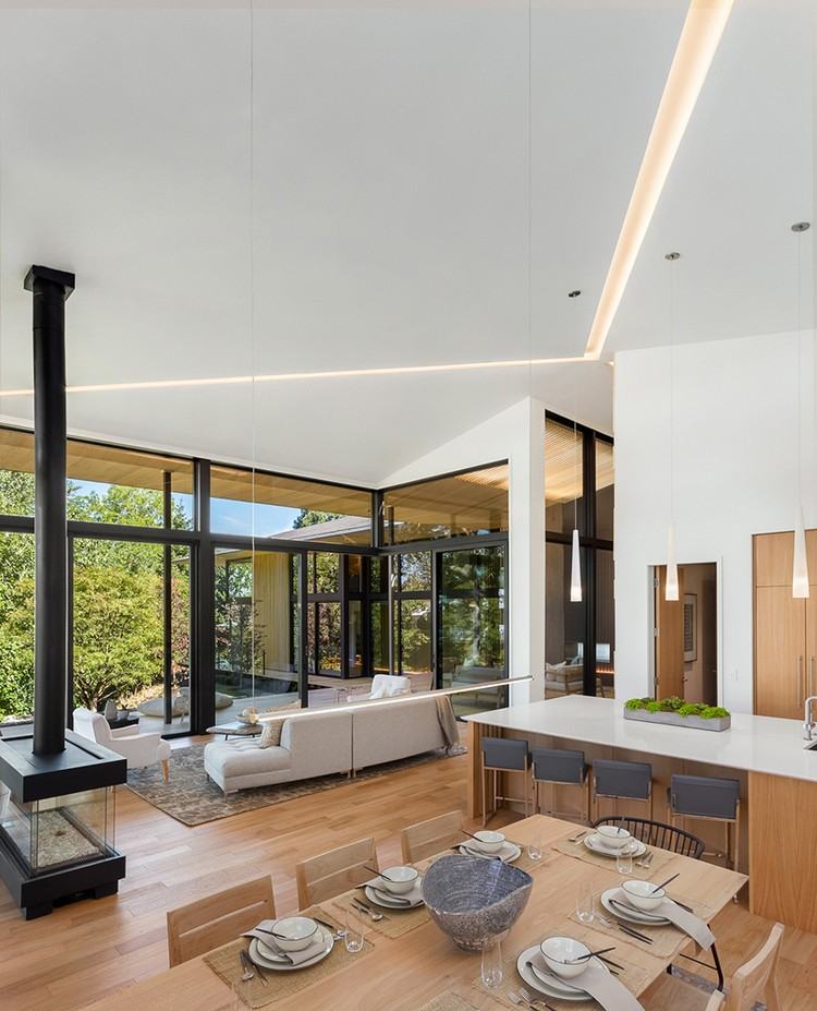 okná od podlahy k stropu-dom-obývačka-kuchyňa-nepriame osvetlenie