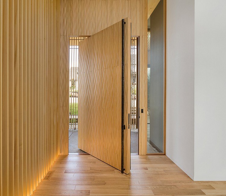 zariadenie domu-prírodné-materiály-drevo-vchodové dvere