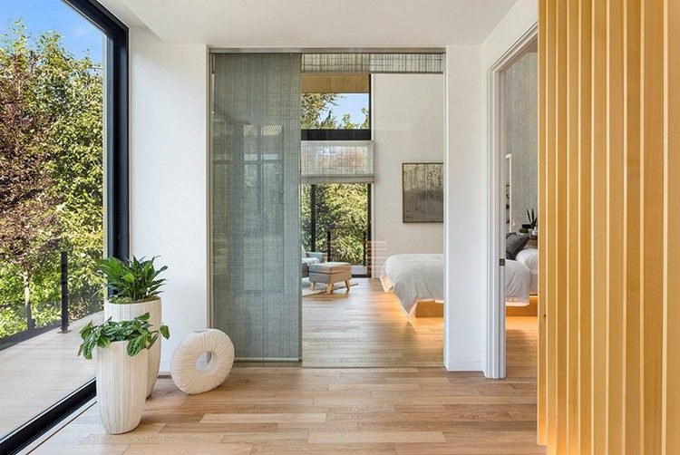 okná od podlahy k stropu-otvorené-bývanie-koncept-výživné-prechody