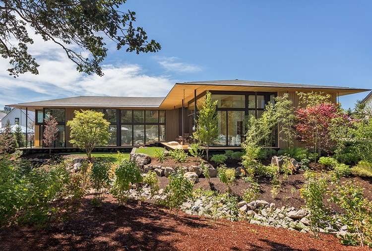 Okná od podlahy až k stropu, veľký záhradný dom