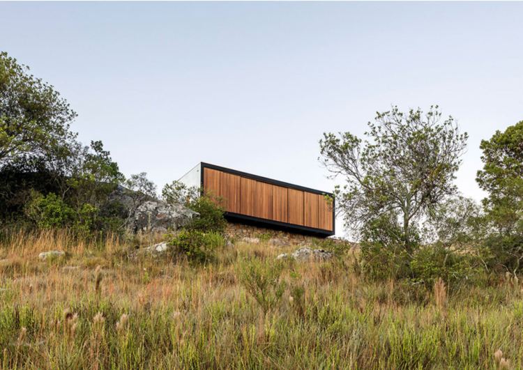 okná od podlahy k stropu drevené žalúzie oceľová fasáda