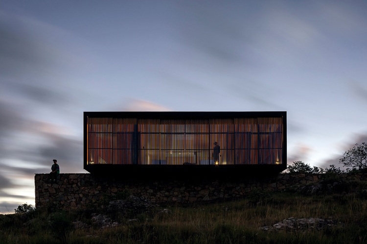 večerné osvetlenie domu od podlahy k stropu