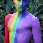 Férfi, egyszerű testrajzokkal a testén