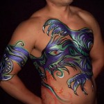 Férfi mellkas body art mintával