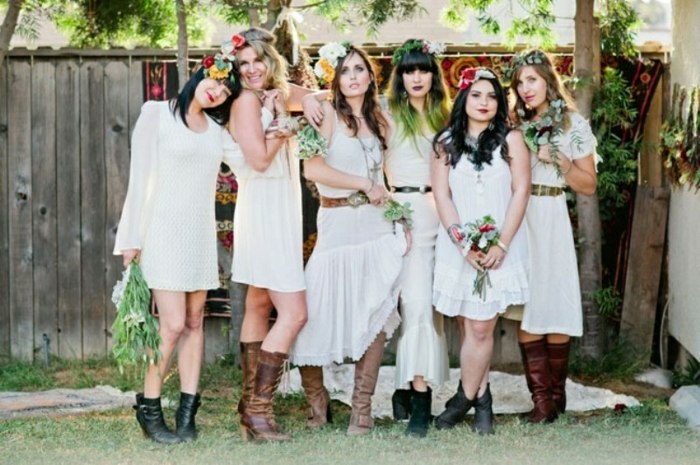 Česká svadobná hostina - nevesta a priateľky v bielych šatách bohémska nevesta párty kvetinové vence šaty biele