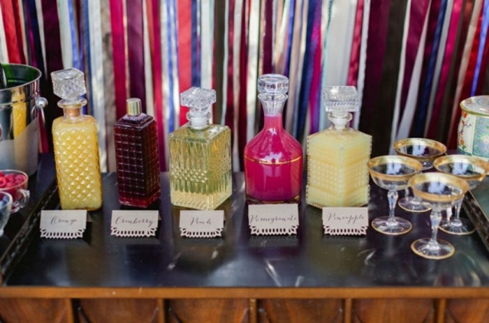 Na svadobnej hostine Boheme boli nápoje vyrobené z rôzneho ovocia nápoj nevesta strana bobule likér poháre bohémsky