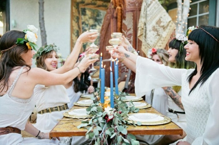 Boheme svadobná hostina - prípitok priateľstva záhradná párty nevesta priatelia prípitok dekorácie stolu sviečky bohémsky