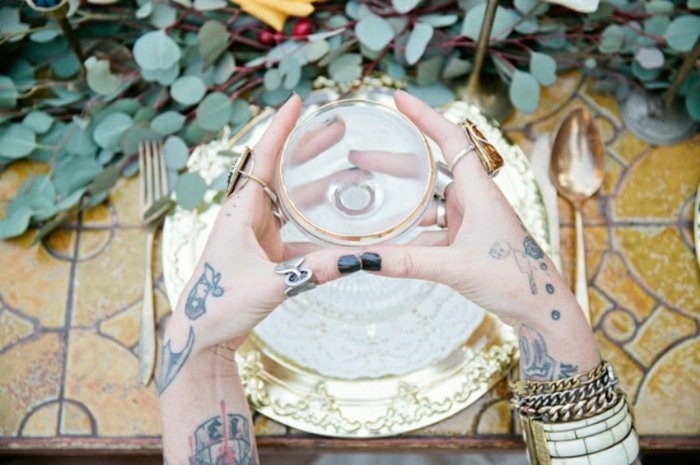 Na svadobnú hostinu bol vybraný elegantný riad so zlatými akcentmi párty bohémska nevesta tanier zlaté sklenené tetovanie náramky