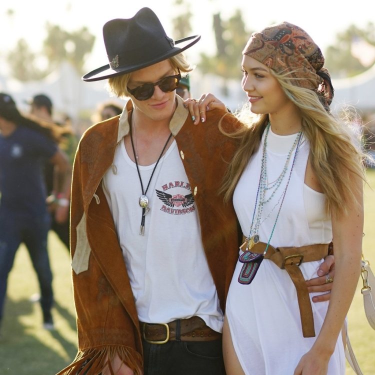 Boho štýl pre mužov a ženy Boho Chic Fashion -coachella-festival-páry-biele-šaty-velúrové-sako-strapce
