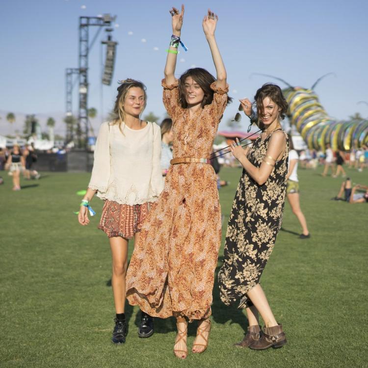 Vzory, kvety a splývavé látky Boho Chic Fashion -coachella-festival-dievčatá-farebné-šaty-kvety-vzory-teplé-tóny