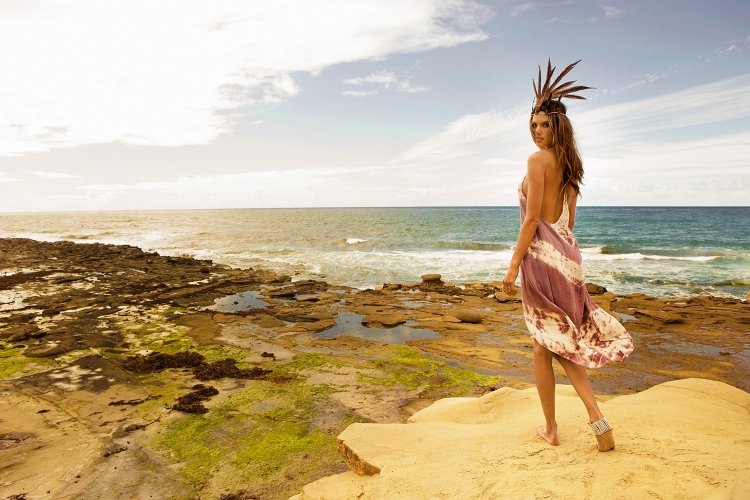 ležérny vzhľad vhodný na plážovú dovolenku od Alessandry Abrosio boho-chic-fashion-ale-alessandra-ambrosio-ocean-coachella