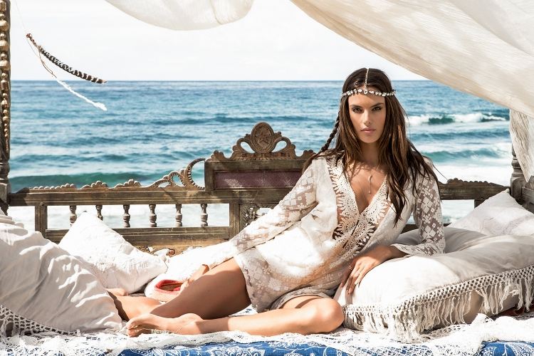 Český vzhľad od Alessandry Abrosio boho-chic-fashion-ale-alessandra-ambrosio-weiss-lace-four-poster bed-ocean-sea
