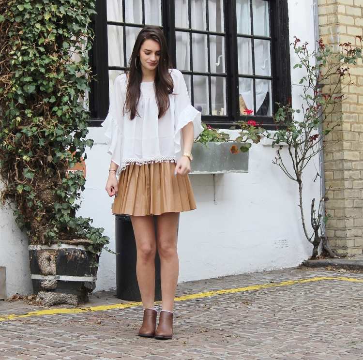 krátka sukňa z umelej kože v hnedej a vzdušnej blúzke Boho-šik-móda-biela-blúzka-sukňa-hnedá-členkové-čižmy-teen