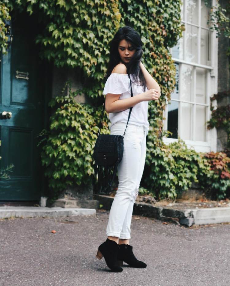 Každodenný outfit v bielej farbe s vrchom bez ramienok Boho-chic-fashion-white-bluse-off-the-rameno-jeans-bag-členkové topánky-black-fringes