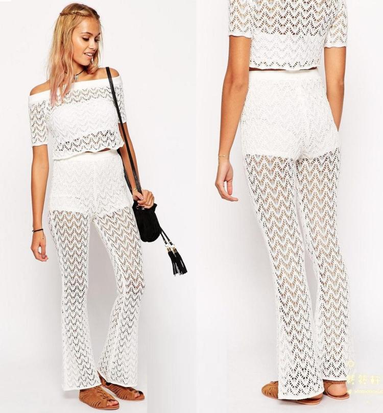 Nohavice a top s efektom sieťoviny a priehľadnými časťami Boho-šik-móda-biele-nohavice-top-čipka-transparentný-efekt-rímske sandále