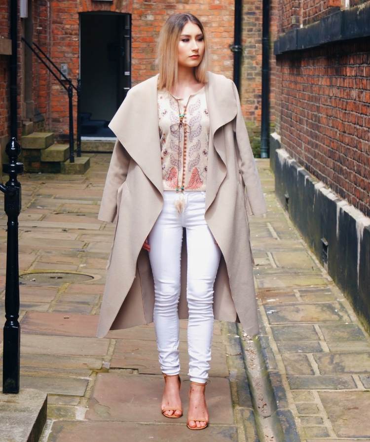 elegantný outfit s úzkymi bielymi nohavicami a kabátom Boho-chic-fashion-white-coat-cream-white-jeans-nohavice-blúzka-sandále