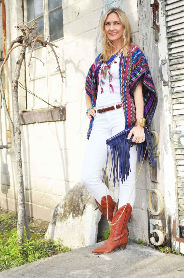 Kimono s farebnými akcentmi a kovbojskými čižmami Boho-Chic-Fashion-White-kimono-pestrá-taška-kovbojské čižmy-modré-perie