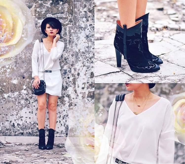 jednoduché šaty s dlhým rukávom a kovbojské čižmy na podpätku v čiernej farbe Boho-šik-móda-biele-šaty-členkové-čižmy-kovbojský klobúk-čierna-taška