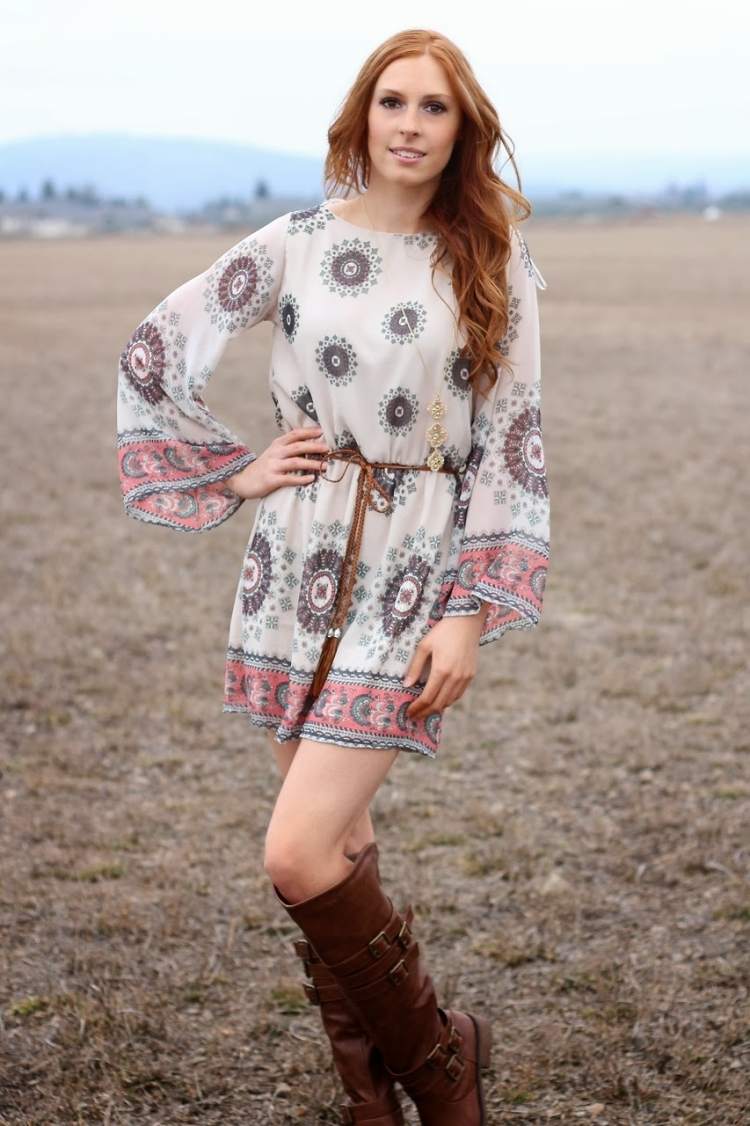 vzdušné šaty z splývavej látky a hnedých čižiem Boho-šik-móda-biele-šaty-čižmy-hnedé-ornamenty-splývavá látka