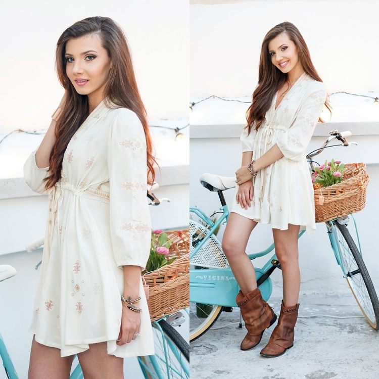 ležérny vzhľad so vzdušnými šatami a členkovou topánkou z hnedej kože Boho-šik-móda-biele-šaty-tunika-členkové-čižmy-hnedé-košík na bicykel