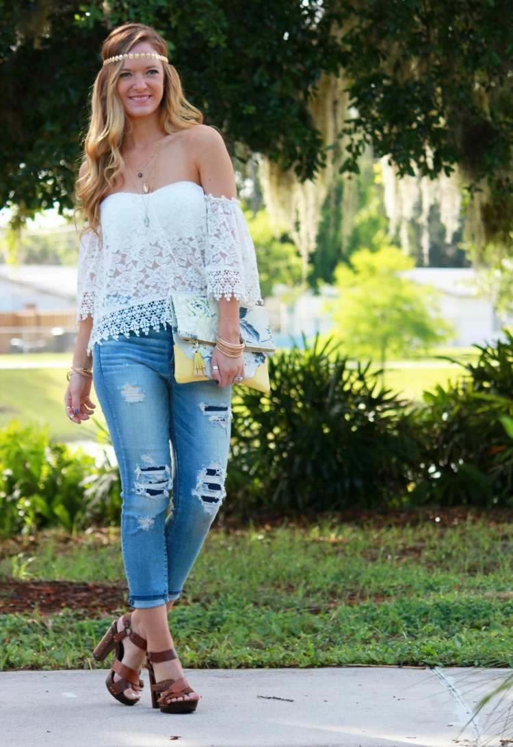 top bez ramienok z čipky a riflí Boho-chic-fashion-white-jeans-bez ramienok-sandále-koža-hnedá-čipkovaná čelenka