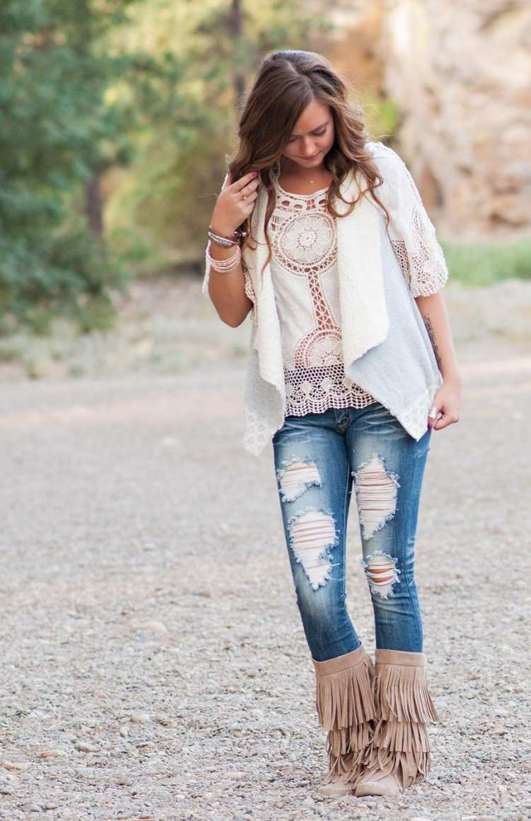 béžové letné čižmy so strapcami a čipkovým topom Boho-šik-móda-biele-rifle-roztrhané-strapce-čižmy-čipka-top