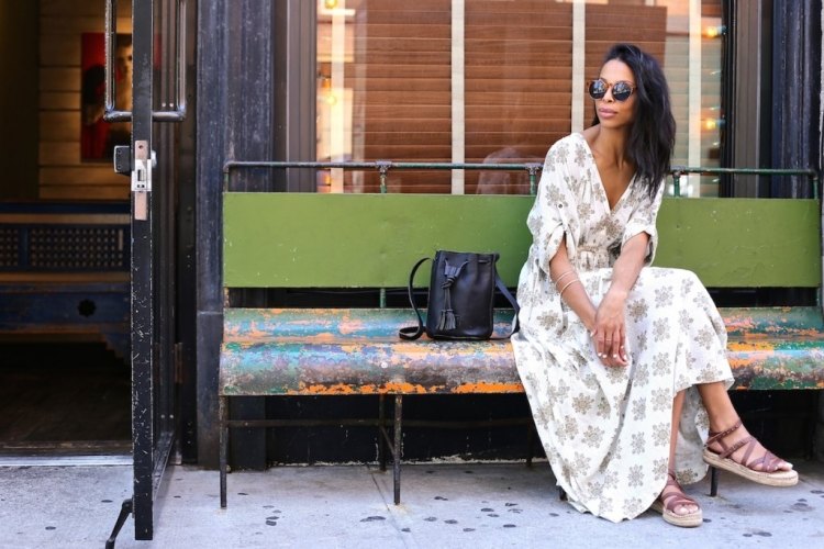 vzdušné maxi šaty so širokým strihom a plochými rímskymi sandálmi Boho-Chic-Fashion-Biele-šaty-maxi-vzor-sandále-hnedé-kožené-slnečné okuliare