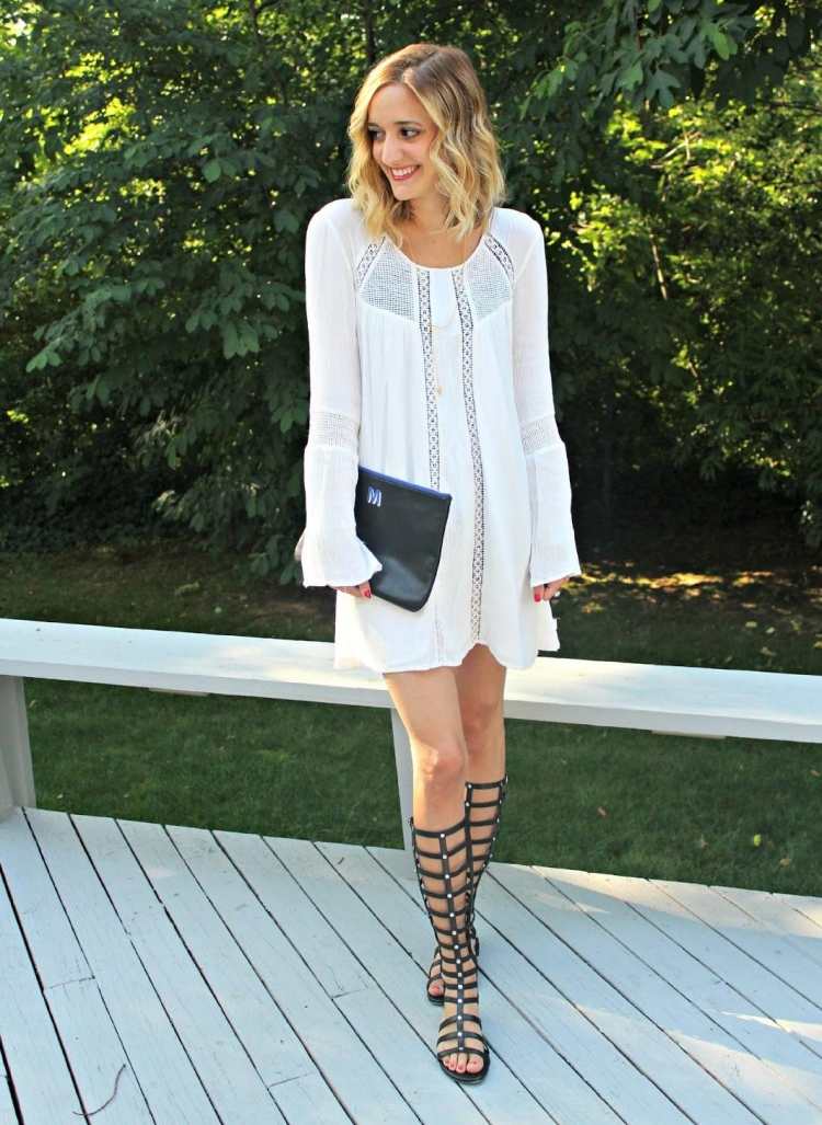 jednoduché biele šaty a čierne rímske sandále Boho-chic-fashion-white-kleod-roman-sandals-heels-black-flowing-fabric-clutch-bag