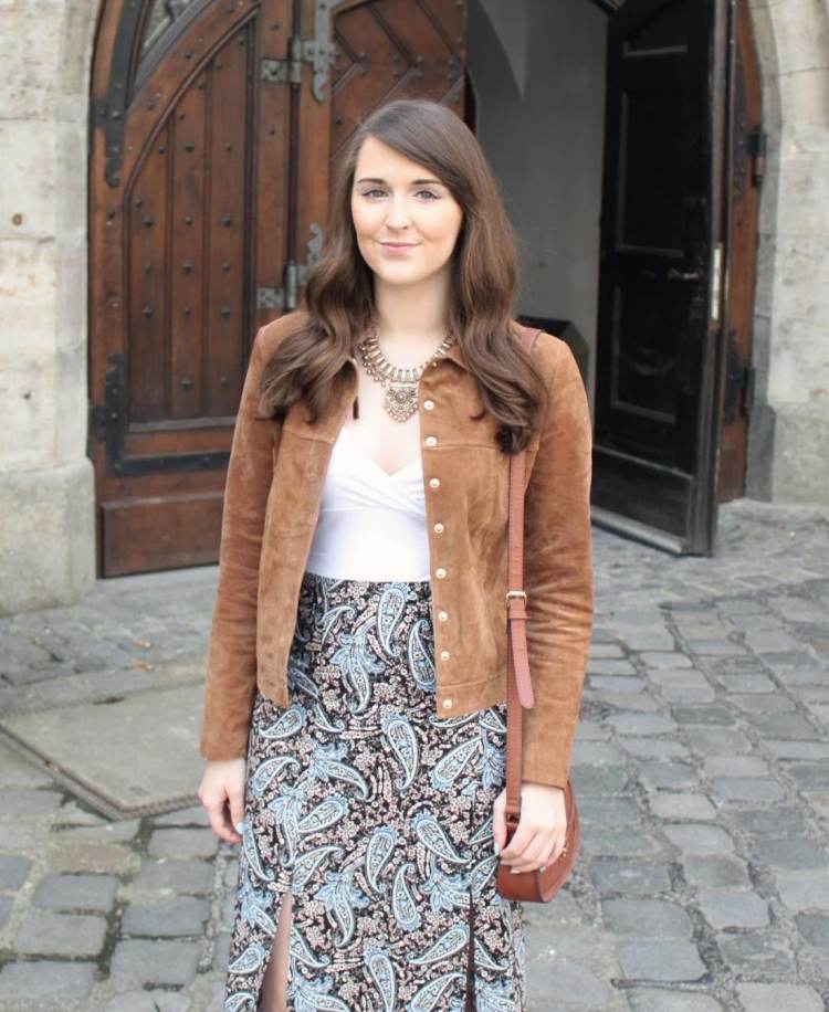 hnedá semišová bunda a dlhá sukňa s pasleyovým vzorom Bujna-modra-biela-velurova bunda-hneda-sukna-vzorovana-paisley-retiazka
