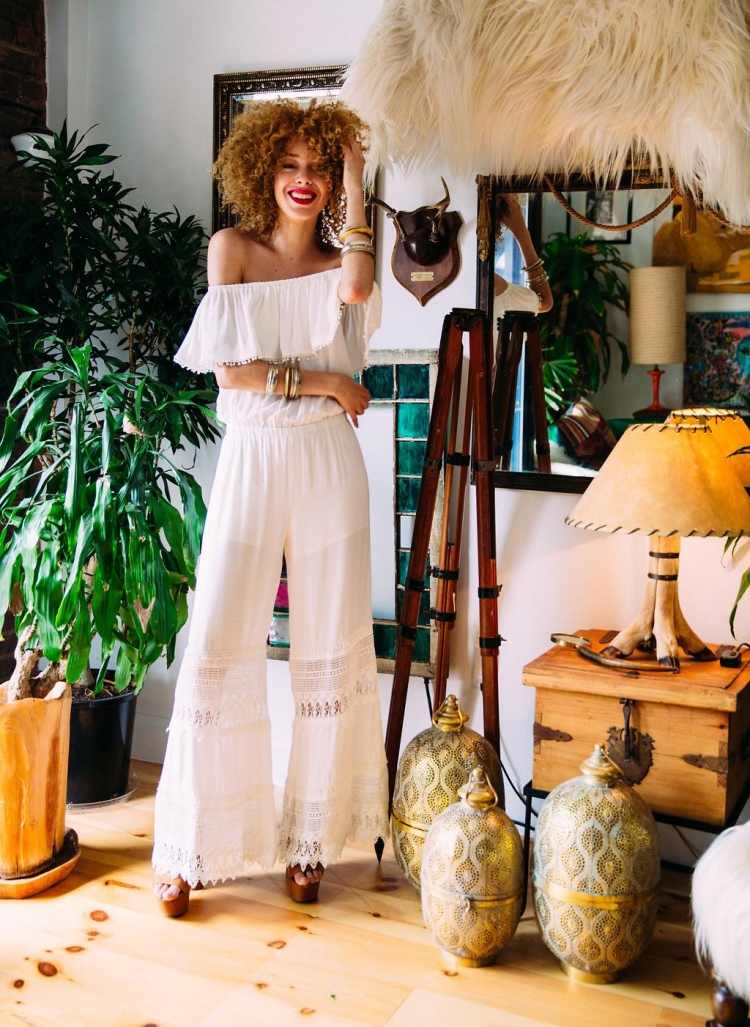 biely overal mimo ramena so siluetou A. Boho-chic-fashion-white-jumpsuit-špičatá-kýl-päta-topánky-sandále-účes