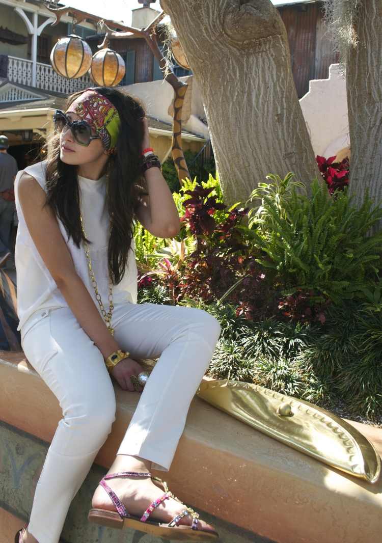 Outfit v bielej farbe s nohavicami a farebnými doplnkami Boho-Chic-Fashion-Biele-nohavice-top-čelenka-farebný-vzor-čelenka-slnečné okuliare-veľké