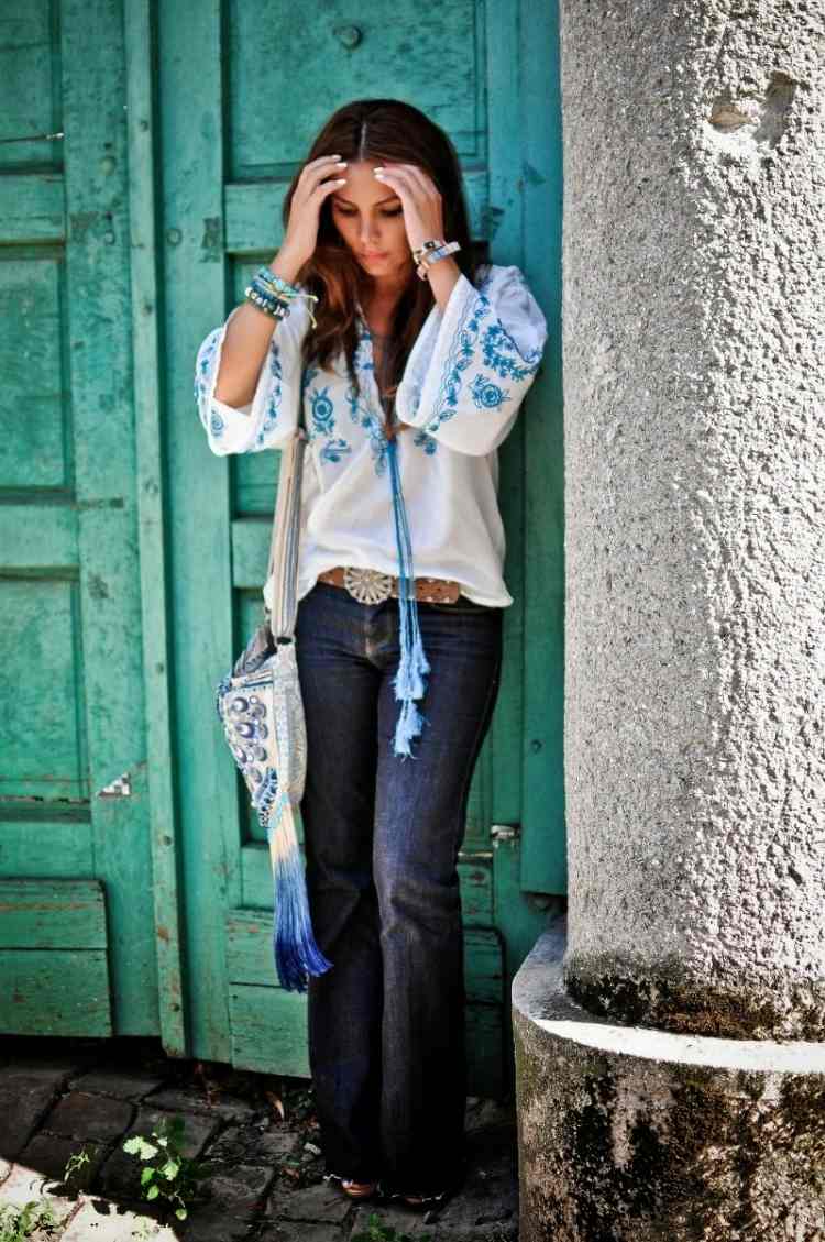 vzdušná blúzka z bielej bavlny vyšívaná tyrkysovou Boho-chic-fashion-white-jeans-tunika-blúzka-modrá-vyšívaná taška-etno