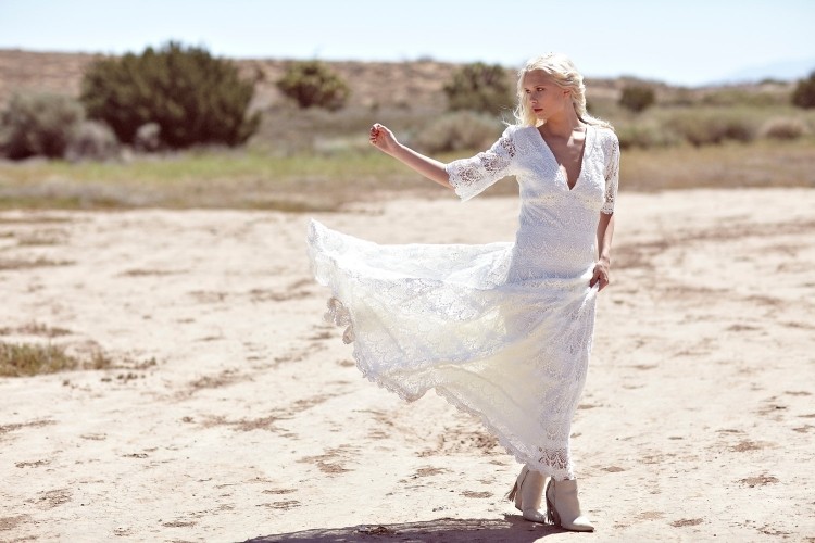 dlhé čipkované šaty s priehľadnými časťami Boho-šik-móda-biela-čipka-transparentná-šaty-členkové-topánky-pláž