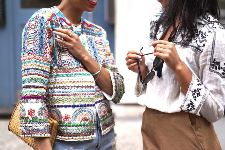 farebné výšivky na bielych častiach pre efektívny boho vzhľad Boho Chic Fashion -Biele outfity-etnické motívy-top-blúzka-bunda-ženy