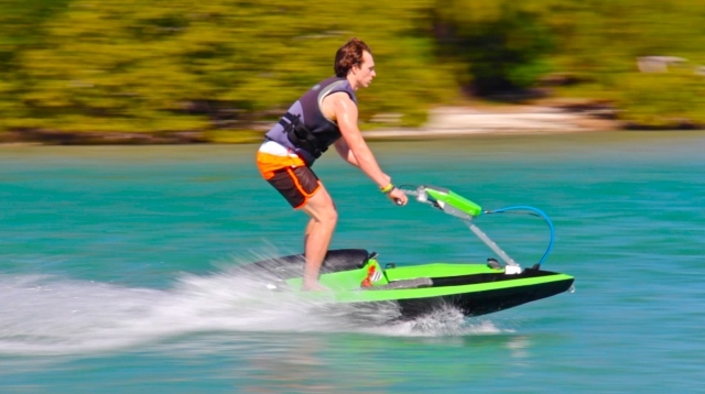 profil-stojaci-muž-vodný-jet-ski-bomboard