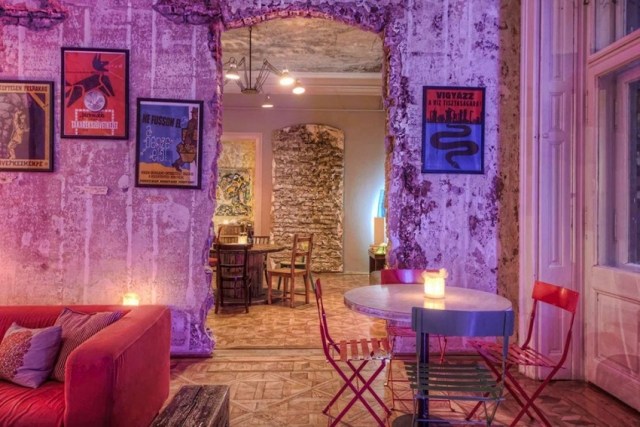 Vintage-kúzlo-hotel-verejné-priestory-farebné-osvetlenie-sedenie skupiny