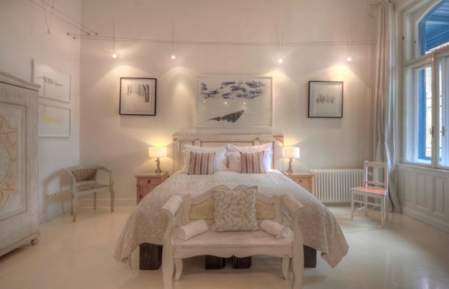 Hotelová izba-kreatívny-kreatívny-dizajn-predstavený-so-svetlom