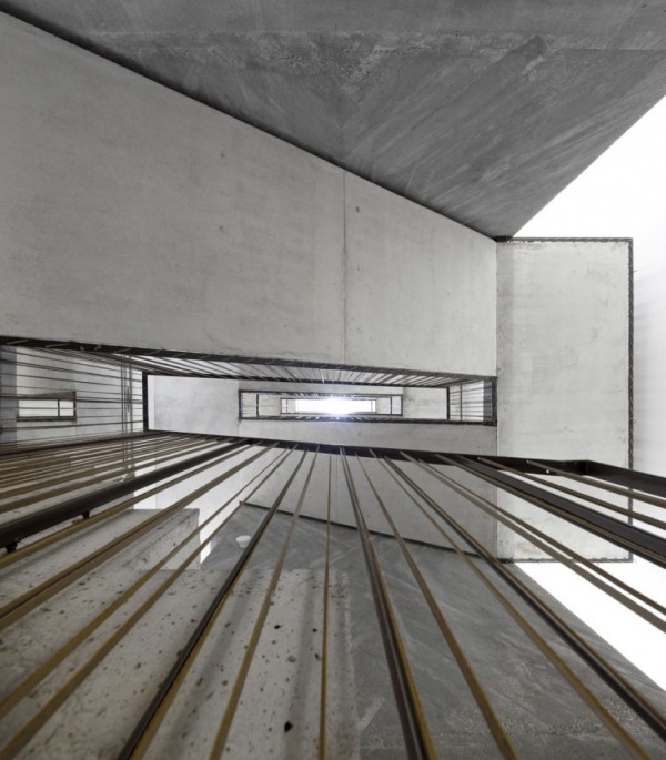 Kovové zábradlie schodiska zo žulového betónu Casa do Conto