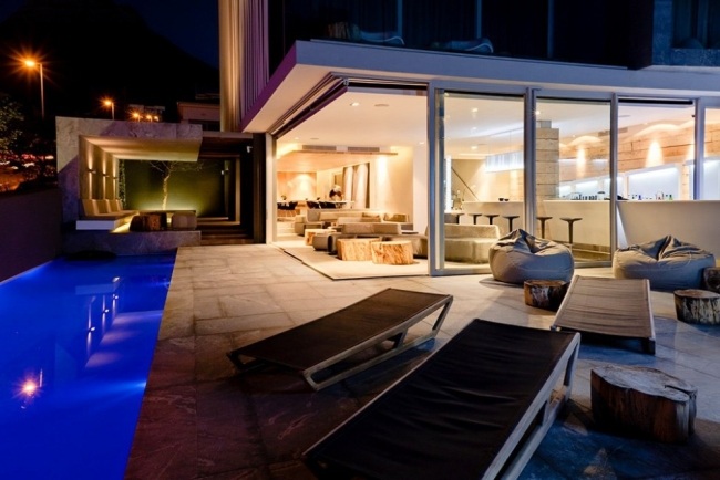 ležadlá pod butik hotel kapské mesto ležadlá pri bazéne a butikový hotel v Kapskom meste