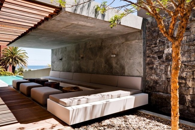 rohová sedačka terasa pod designový hotel kapské mesto dizajnový hotel s rohovou sedačkou a terasou pod kapským mestom