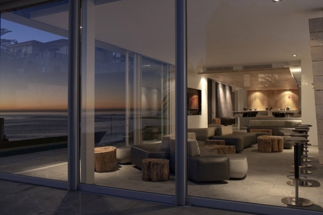 sklenené dvere, dizajnový hotel, kapské mesto dizajnový hotel so sklenenými dverami a výhľadom na kapské mesto