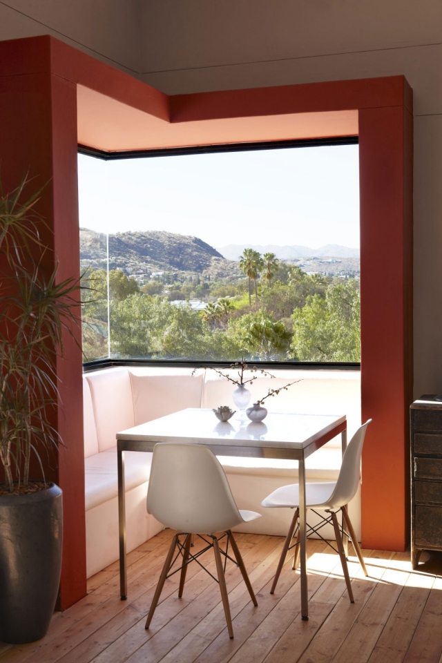 balkón svieže farby výhľad na hory pokojná atmosféra Butikový hotelový balkón so sviežimi farbami a výhľadom na hory