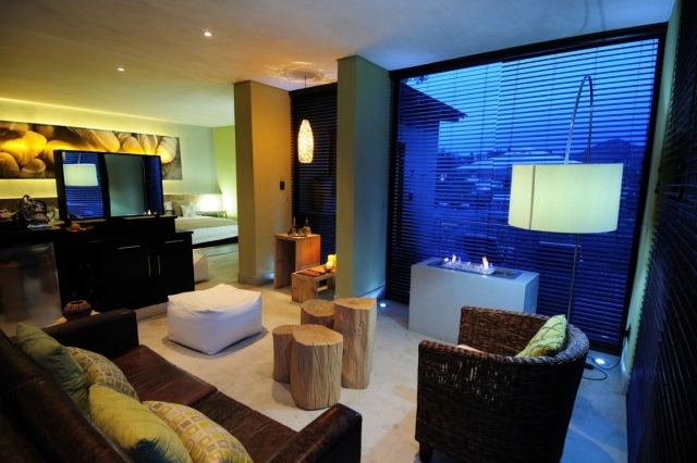 obývacia časť drevené prvky zemský bočný stôl moderný nábytok Obývacia časť butikového hotela, drevené prvky, zemitý stolík