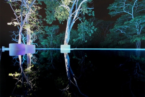 Butikový hotel encanto v noci s nekonečným bazénom v Acapulcu