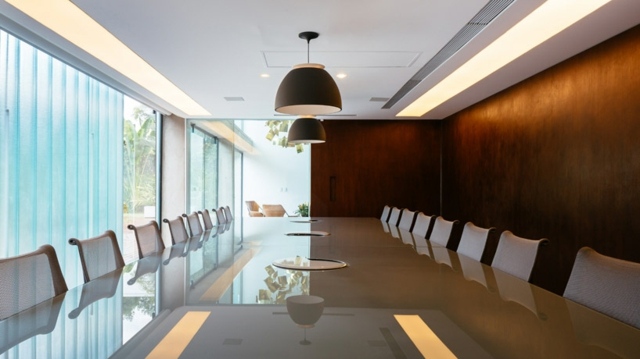 Spoločenská miestnosť-drevený stôl-priestranná