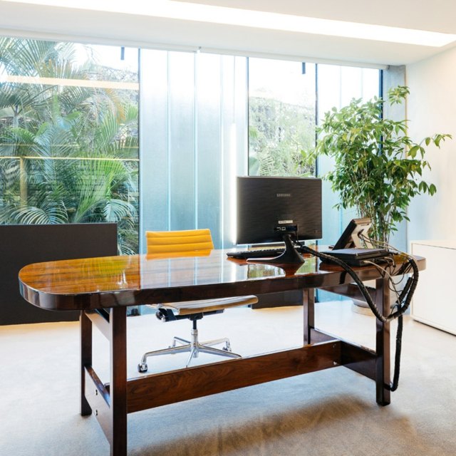 Drevený stôl-vysoký-lesk-lesk-kvetina-v-kvetináči-dekorácia