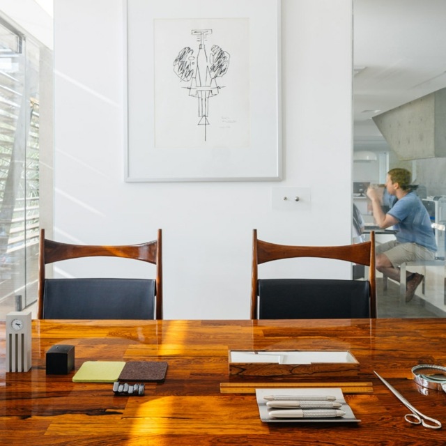 Konferenčná miestnosť-stôl so stoličkami-vysoký lesk